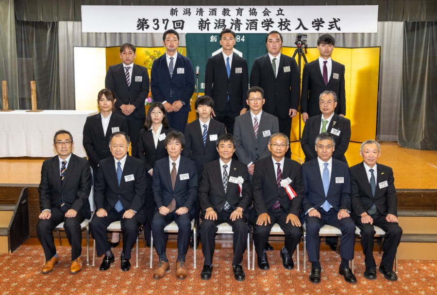 Learn about the Niigata Sake School from the group classes.