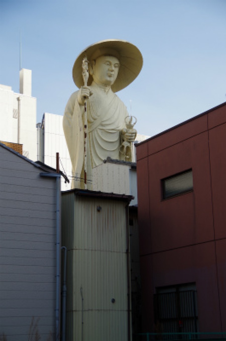 A large statue of a monk in the downtown area! I looked up at the statue of Kobo Daishi at Kouganji temple in Furumachi.