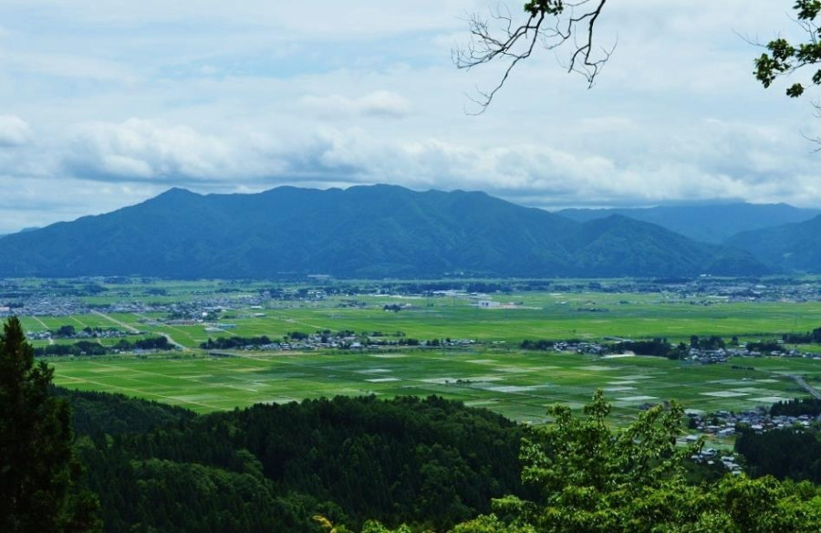 From the top of Bodaiji Mountain in the 'Petroleum Village', we shout our love for Niitsu.