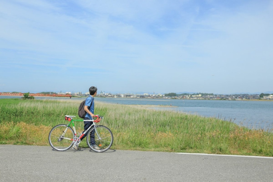 Travel around the city where I live, cycling around the local area on a sports bike that can be rented for 1,000 yen a day.